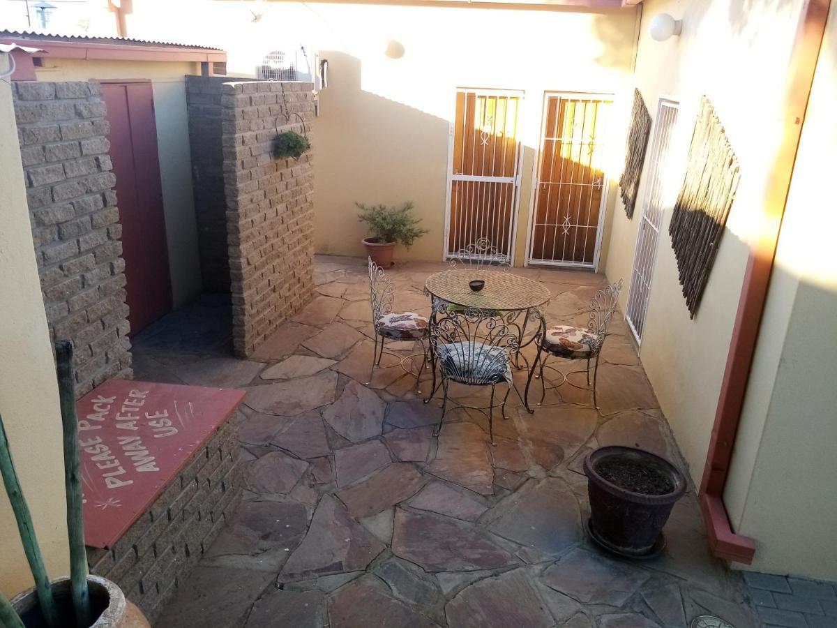 Larochelle Guesthouse Keetmanshoop Extérieur photo