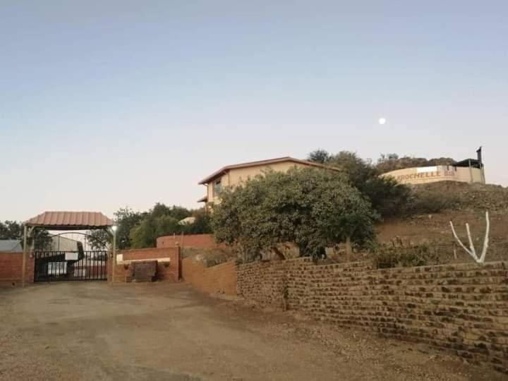 Larochelle Guesthouse Keetmanshoop Extérieur photo