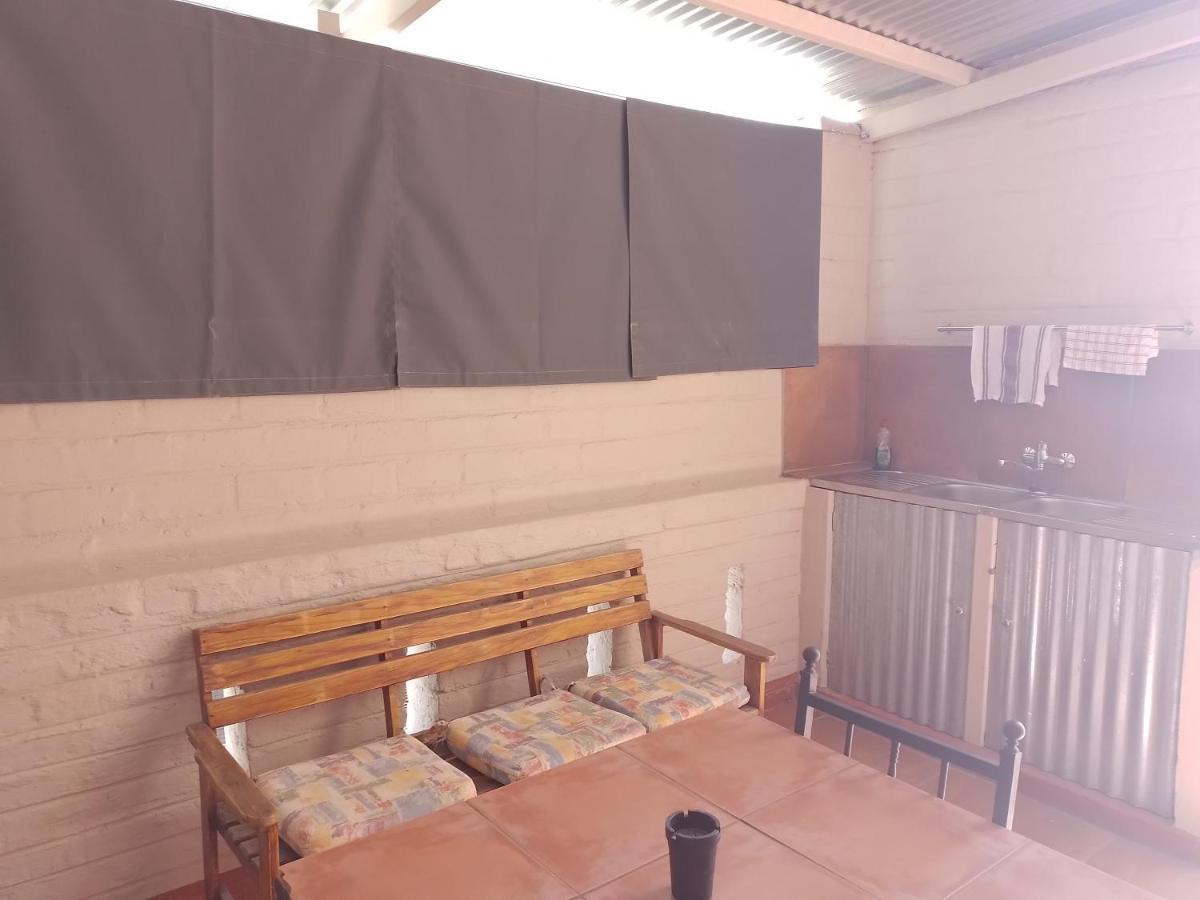 Larochelle Guesthouse Keetmanshoop Extérieur photo